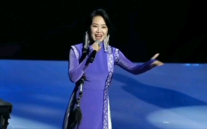 [图]2023-12-25中国四川首届民族音乐周开幕式（西昌）云朵演唱歌曲《清凉凉的咂酒》。