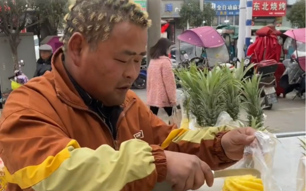 賣菠蘿男子為吸引眼球,把髮型理成