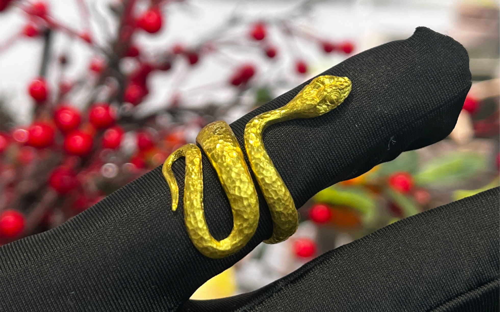 湖北小哥偷偷订个16克黄金蛇戒指当礼物,太豪横了!