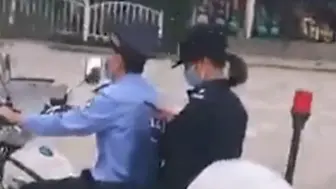 Download Video: 视频曝光！云南网友举报两位民警乘骑摩托未佩戴头盔，处罚来了