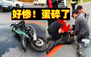 Скачать видео: 好惨！机车骑士飙车发生事故，下体都撞碎，太可怕了。【280期】