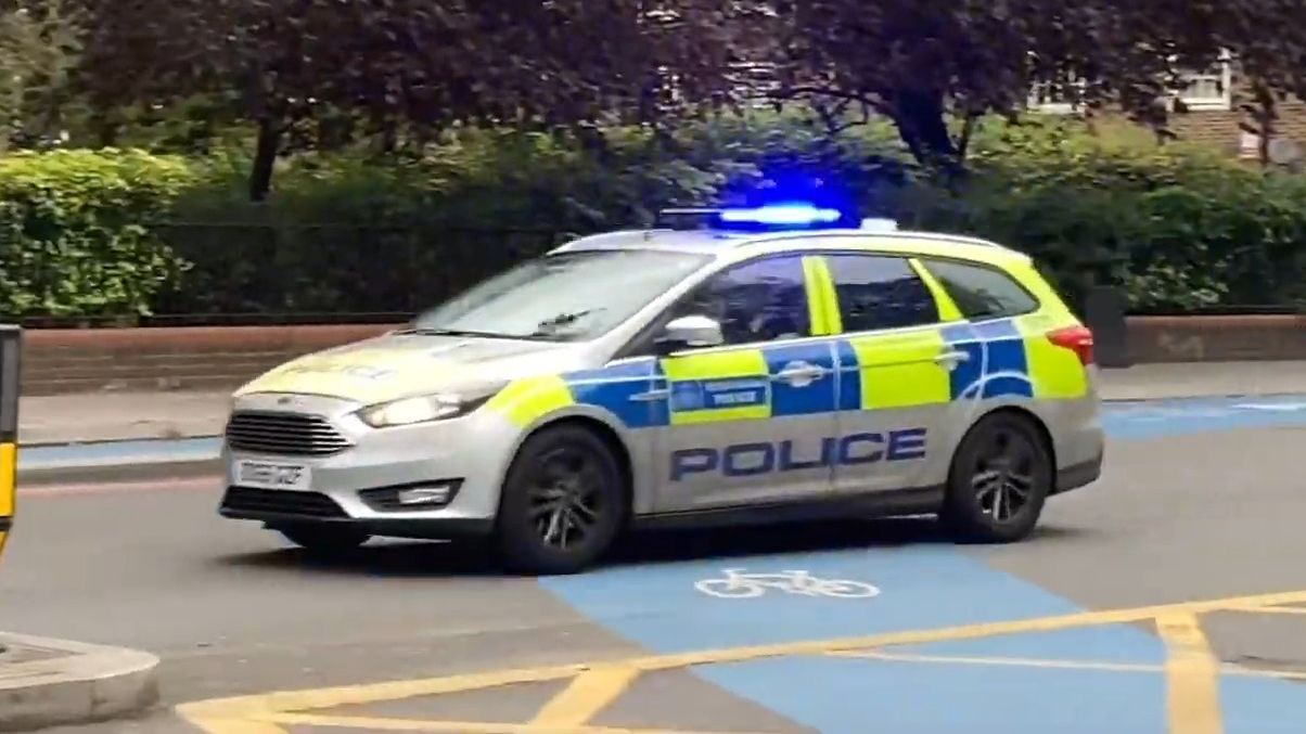 英国大都会警察老款福特福克斯旅行版警车出警