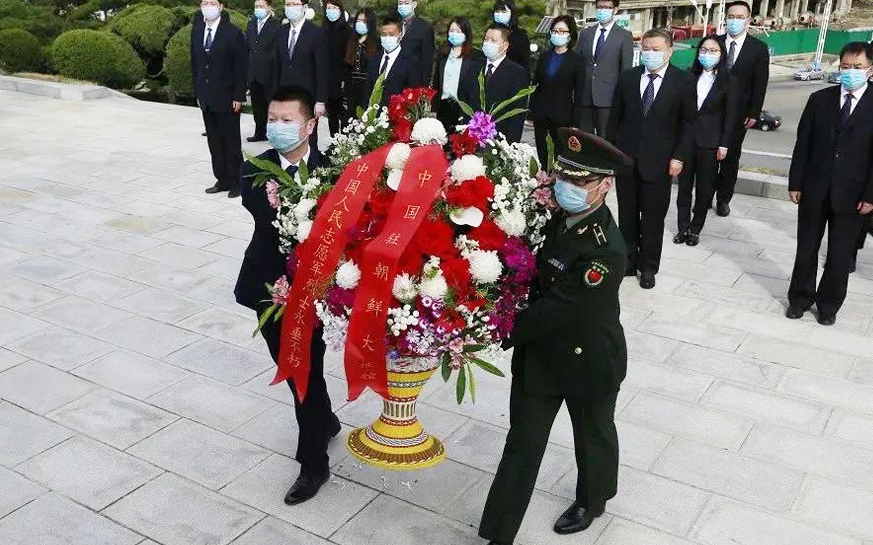 [图]我使馆向中朝友谊塔敬献花篮