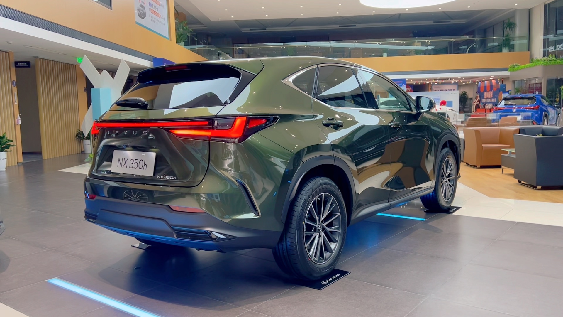 实拍雷克萨斯nx350h,高级黛青云母色