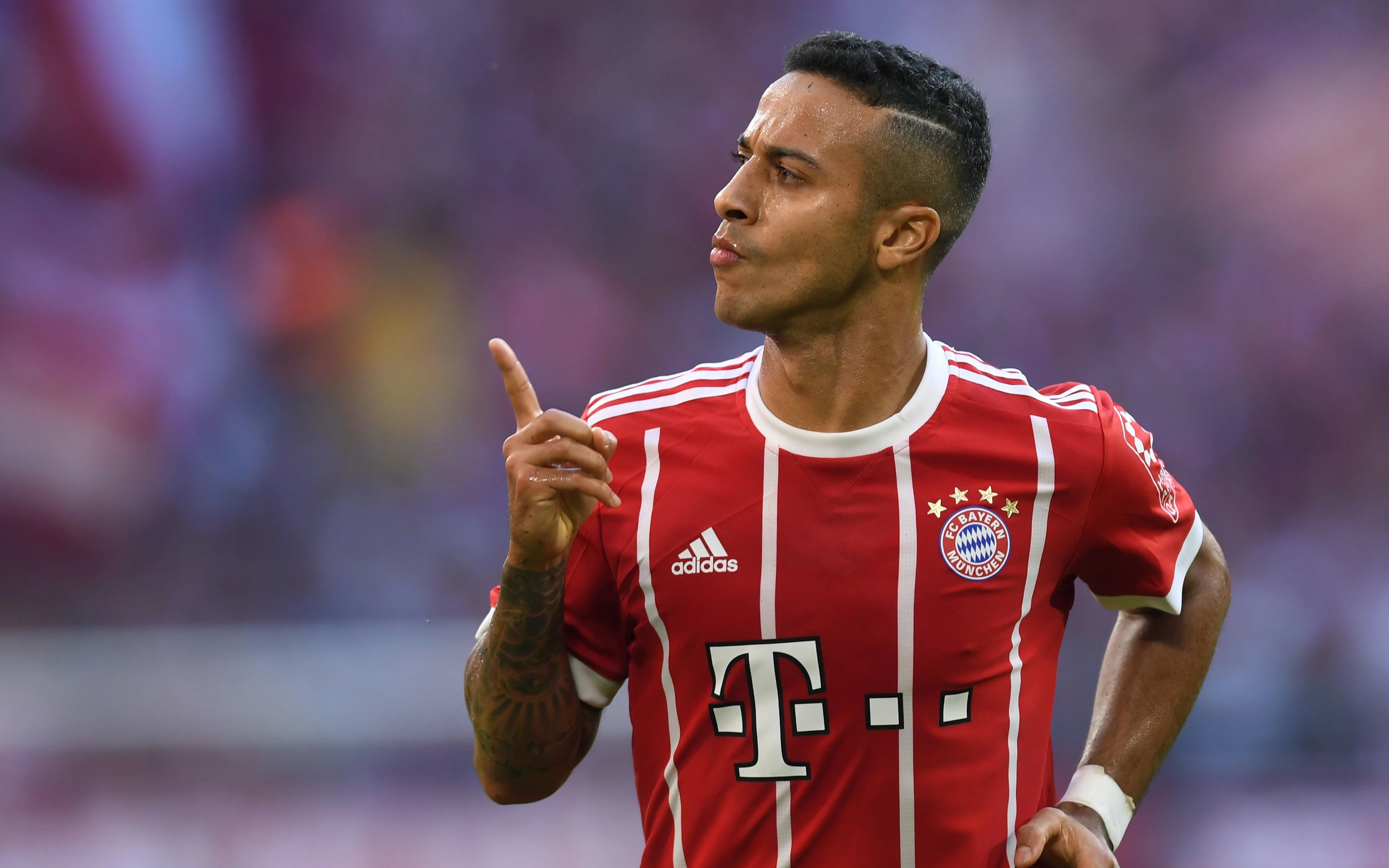 拜仁中场魔术师 蒂亚戈 在健身房和球场上的训练方式