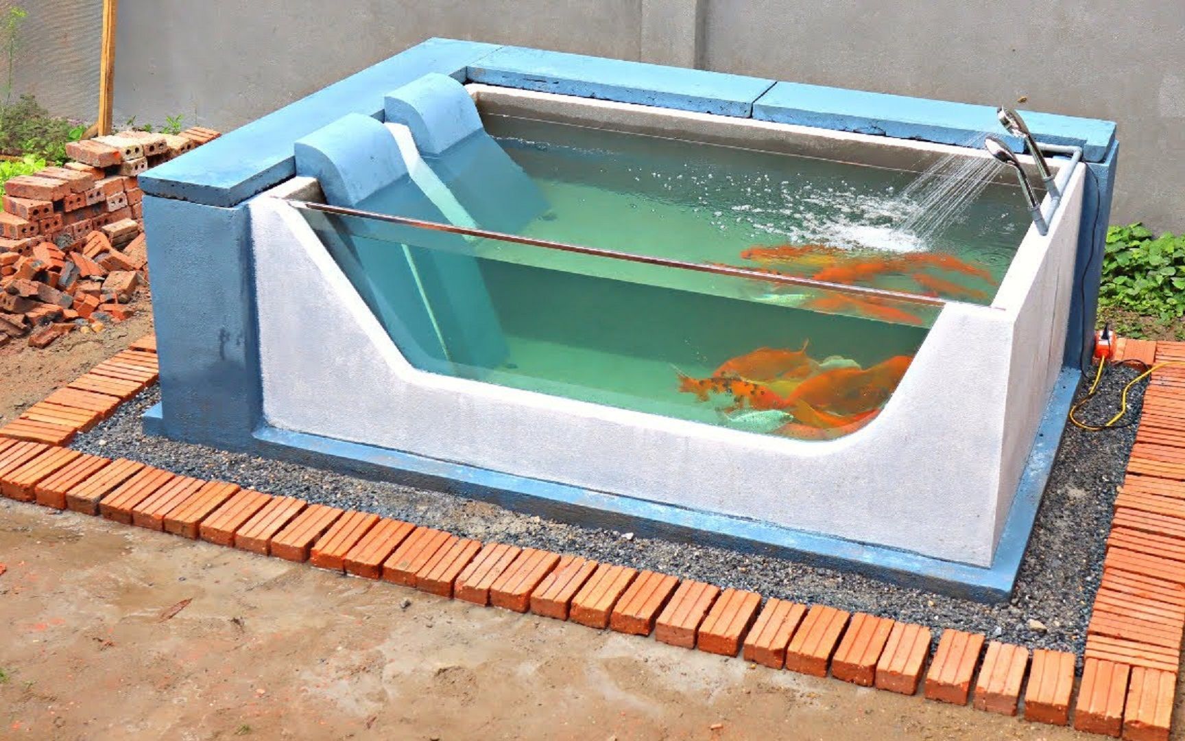 新型鱼池建造大叔给鱼池装两个喷头鱼儿也要洗澡吗