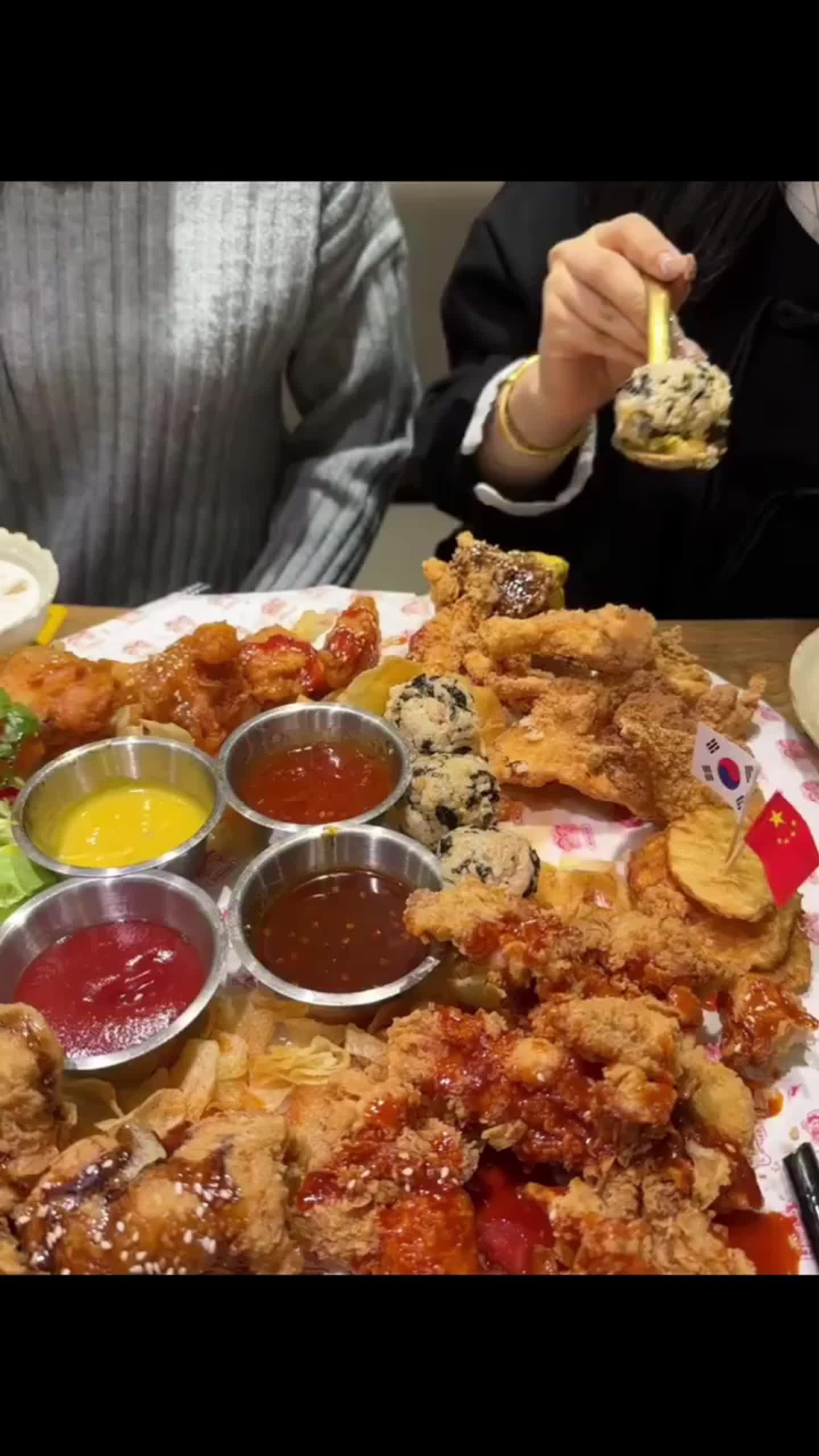 韩式炸鸡,酥脆的外皮,鲜嫩的鸡肉,每一口都让人回味无穷