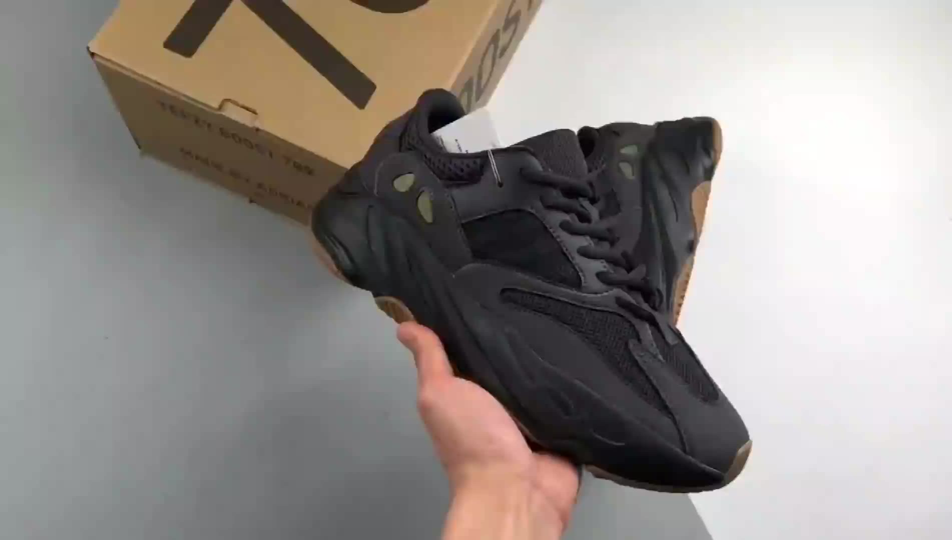 yeezy 700 配色黑棕