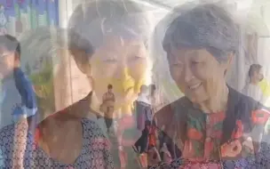 Скачать видео: 104岁母亲，在车站接77岁女儿，见到妈妈的女儿一路小跑，开心得像个孩子