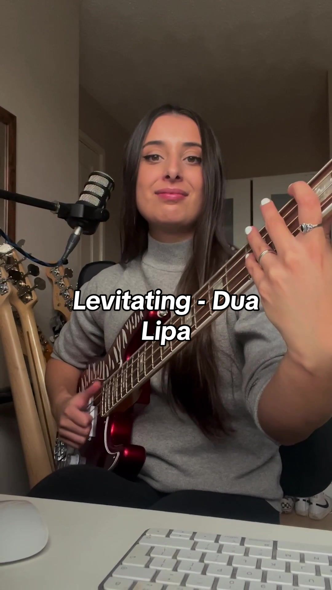 dua lipa的 "悬浮" @ dualipa低音很有趣任何人有更多关于谁在她的