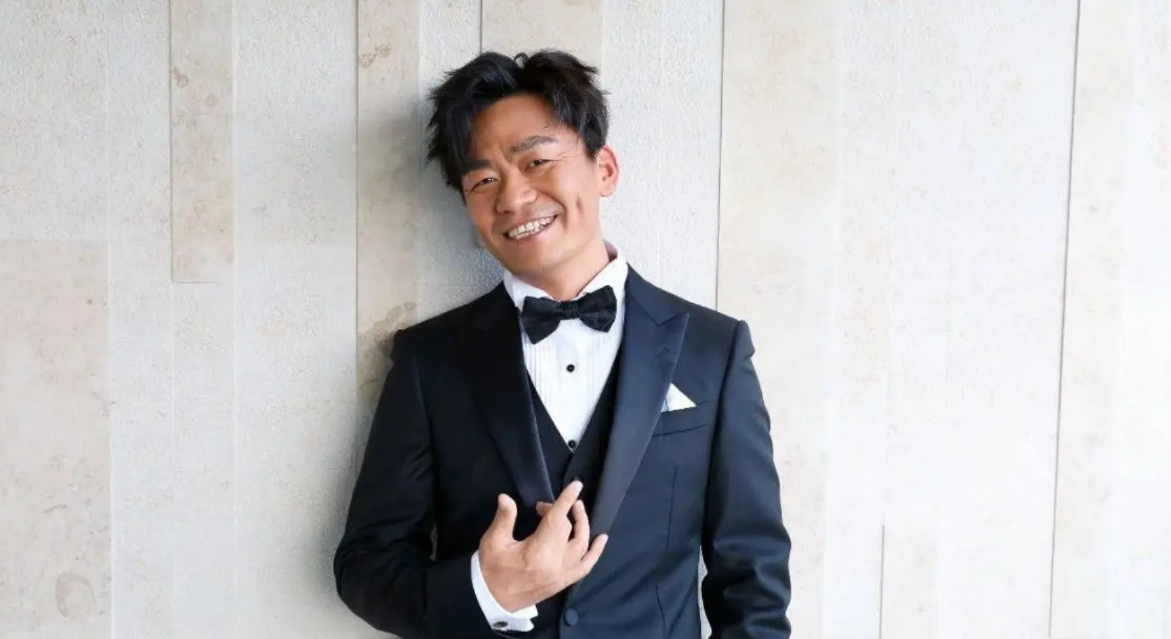 王宝强晒照庆40岁生日,双手插兜难掩帅气,自导自演电影受期待