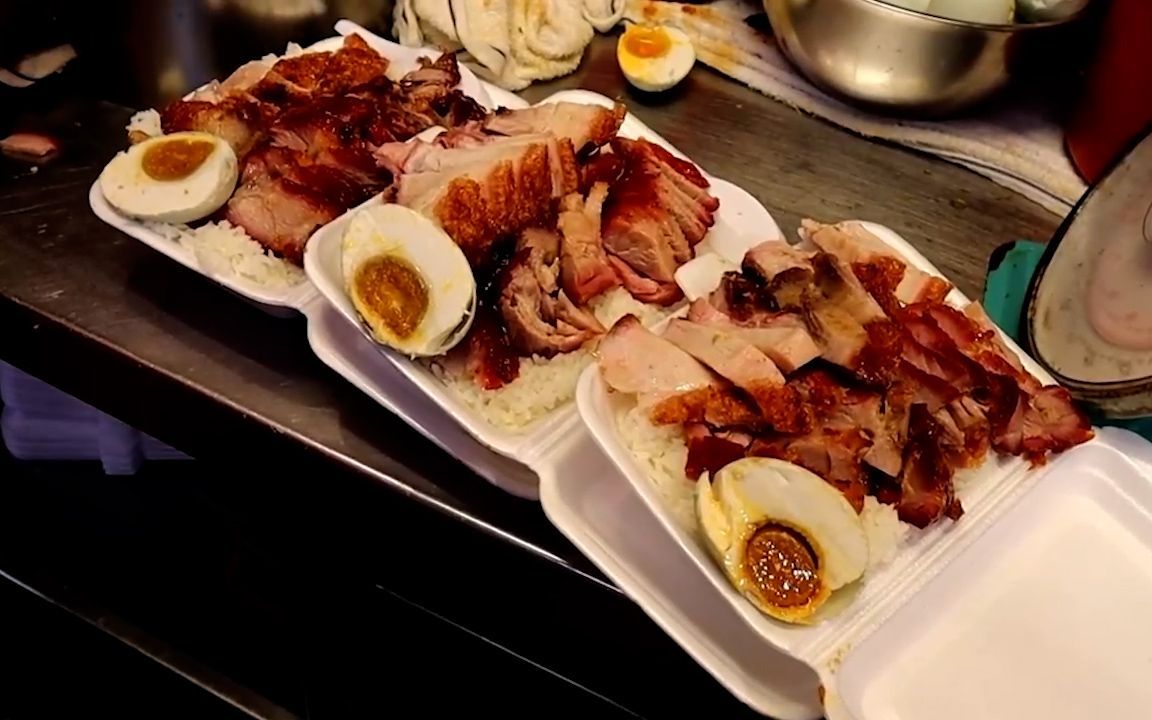这就是香港盒饭三板斧,烧腊卤水和鸭蛋,肉管够青菜一根不可能