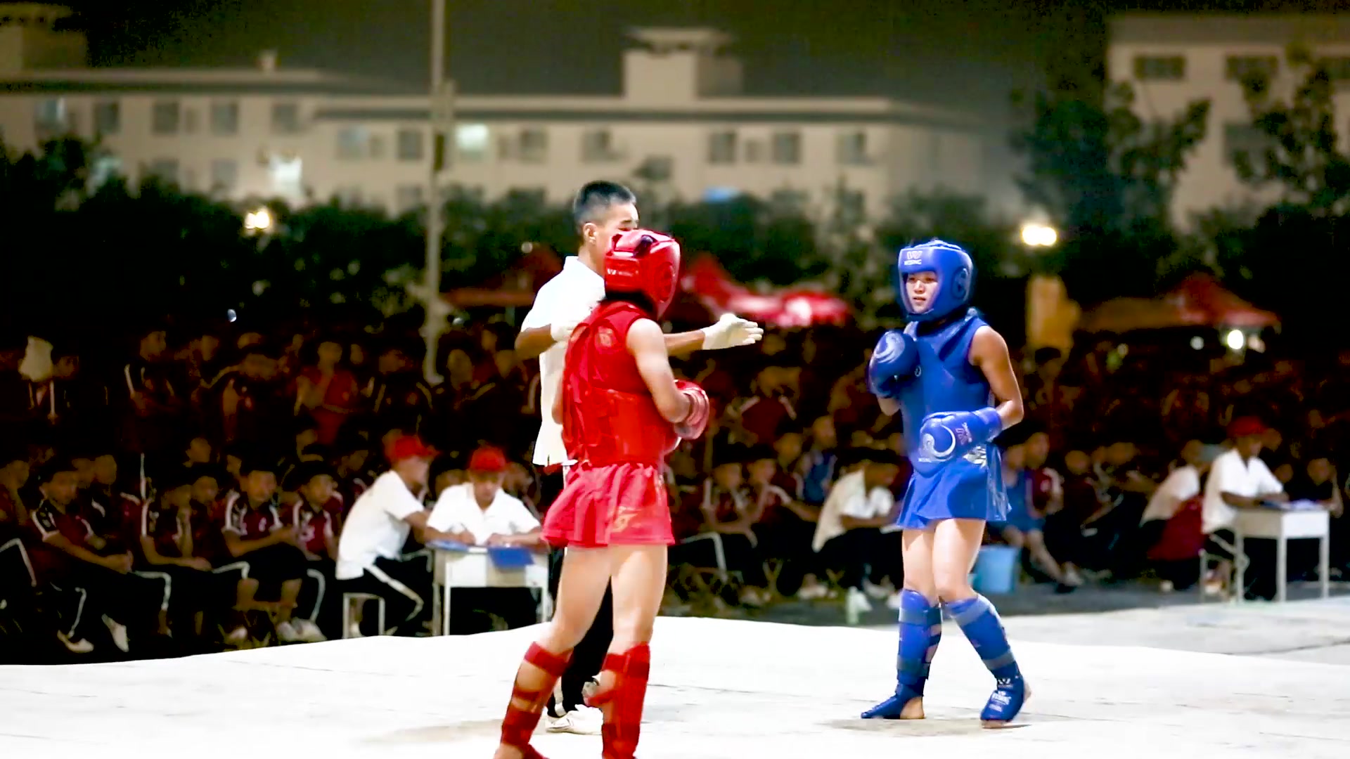 俩女孩在擂台比武,这架势刚一亮相,小编就知道不是她们的对手!