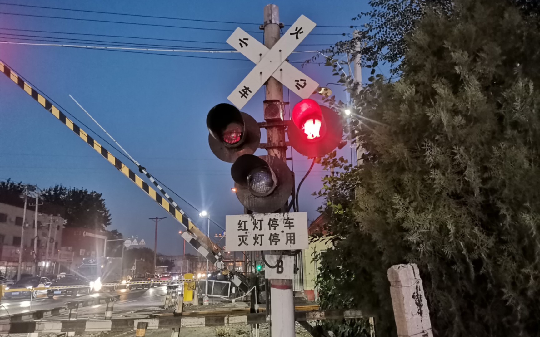 df8b 0154牵引货列通过琉璃河道口停靠琉璃河站