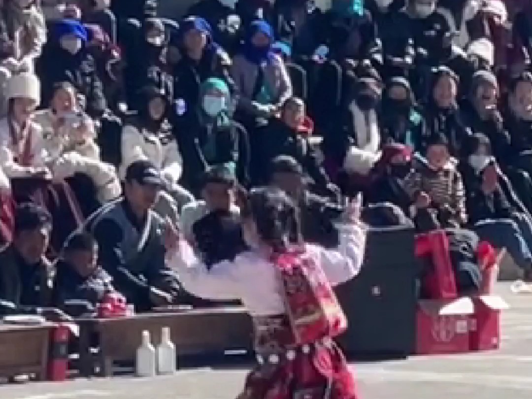 藏族女孩广场上自信舞蹈，仿佛高原上的精灵，“自在洒脱，天生的舞者！”