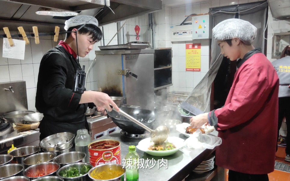 餐饮旺季要来了,饭店生意火爆,后厨师傅忙个不停,今年老板该挣钱了哔哩哔哩bilibili