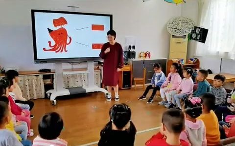 [图]幼儿园公开课中班语言《章鱼先生的小伞》?幼儿园公开课中班语言《章鱼先生的小伞》?亲切幼师和小朋友一起帮小动物匹配自己的伞?是优秀的幼教公开课案例，各位幼师