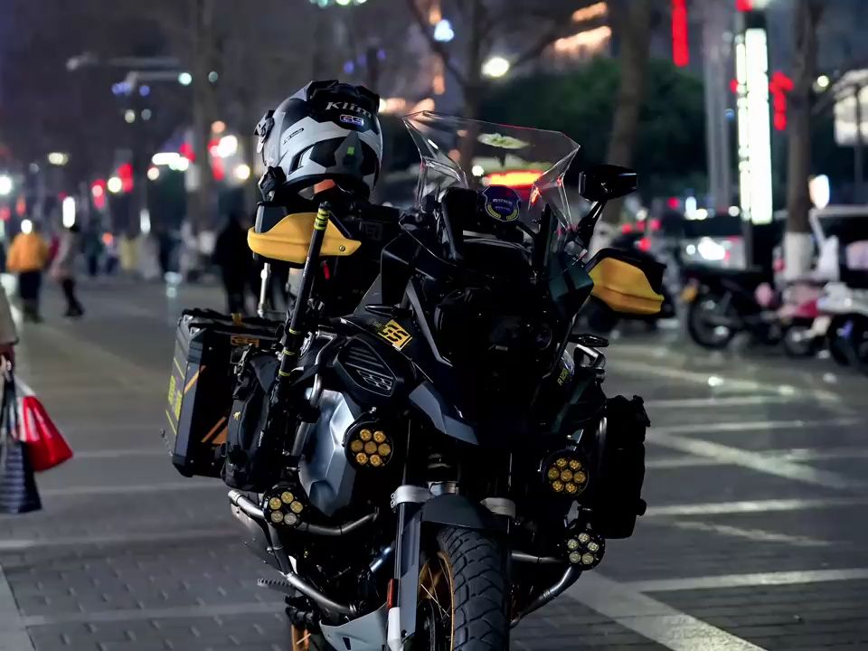 中大机车街拍,帅气十足!