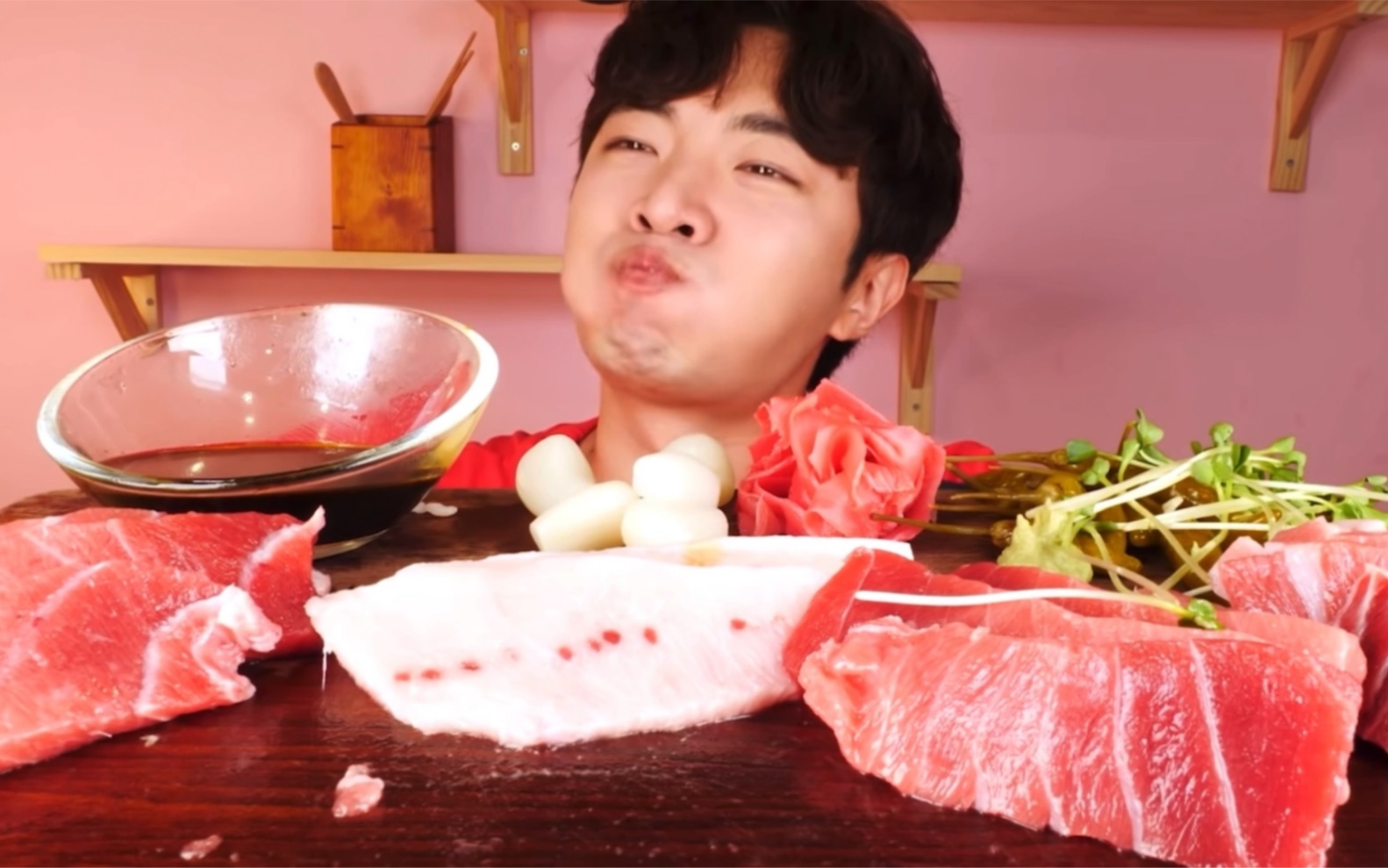 狂野男孩满足生吃金枪鱼