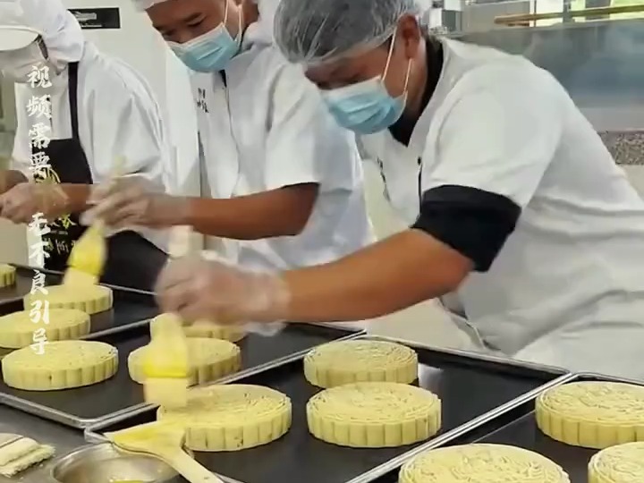工厂制作月饼的过程,简直太有趣了