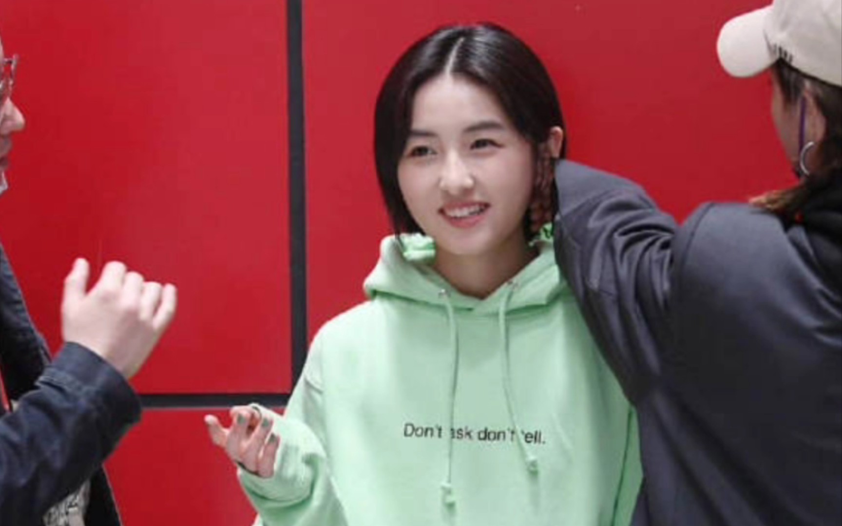 【张子枫】人民网,正青春(花絮图&正片cut)_哔哩哔哩_bilibili