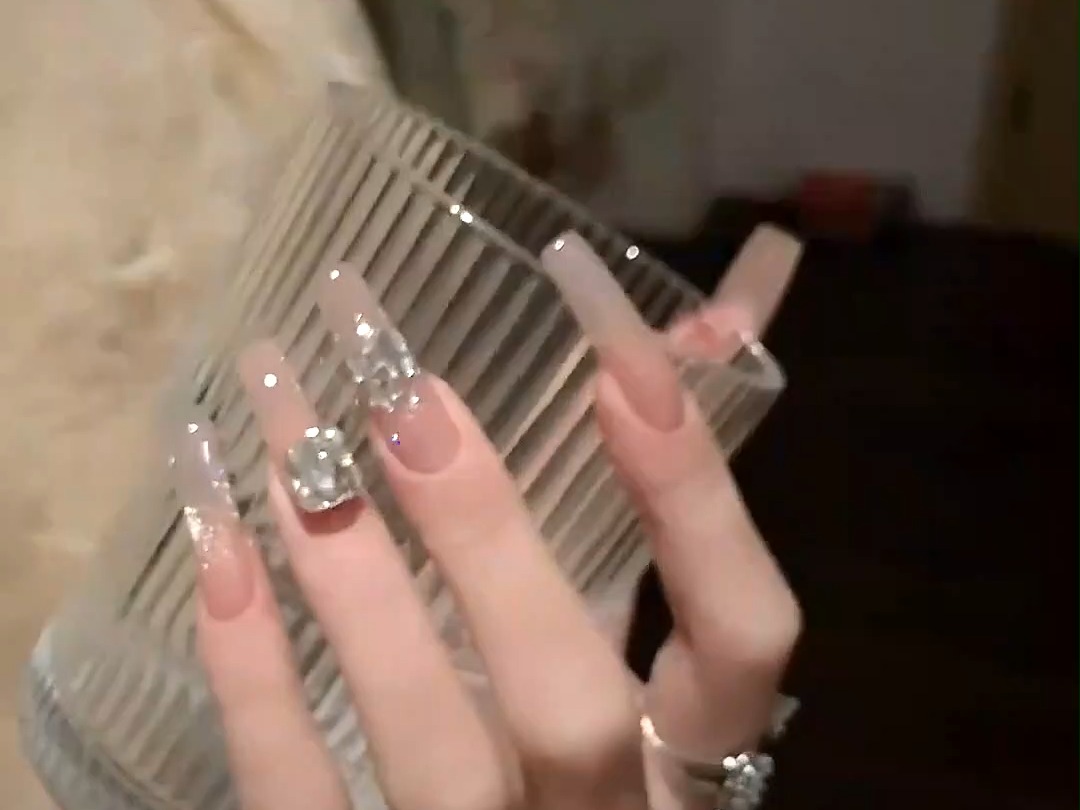 裸色猫眼美甲#猫眼美甲 #显白颜色 #超闪 #晶石猫眼 #氛围感显白美甲