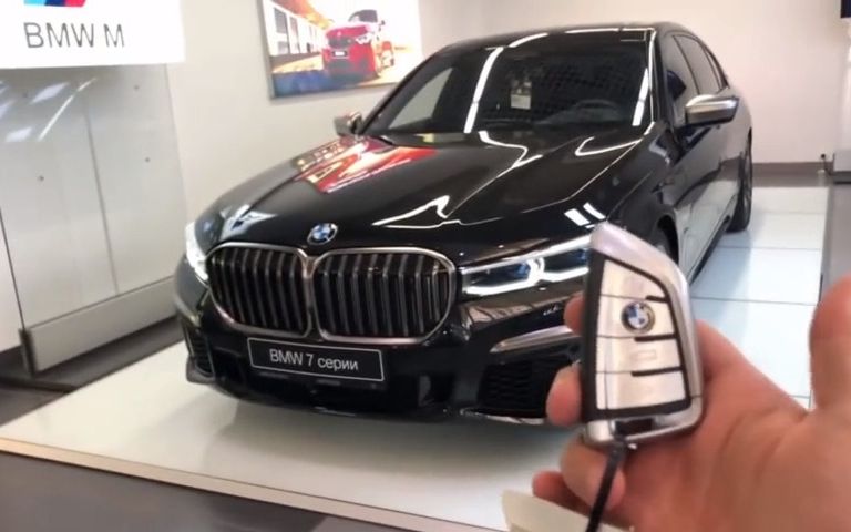 2020款宝马m760li,轮圈霸气十足,v12标识彰显身份
