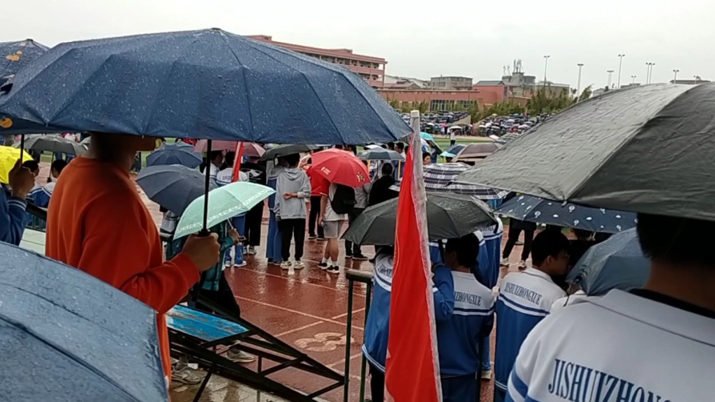 下雨了学校还开运动会