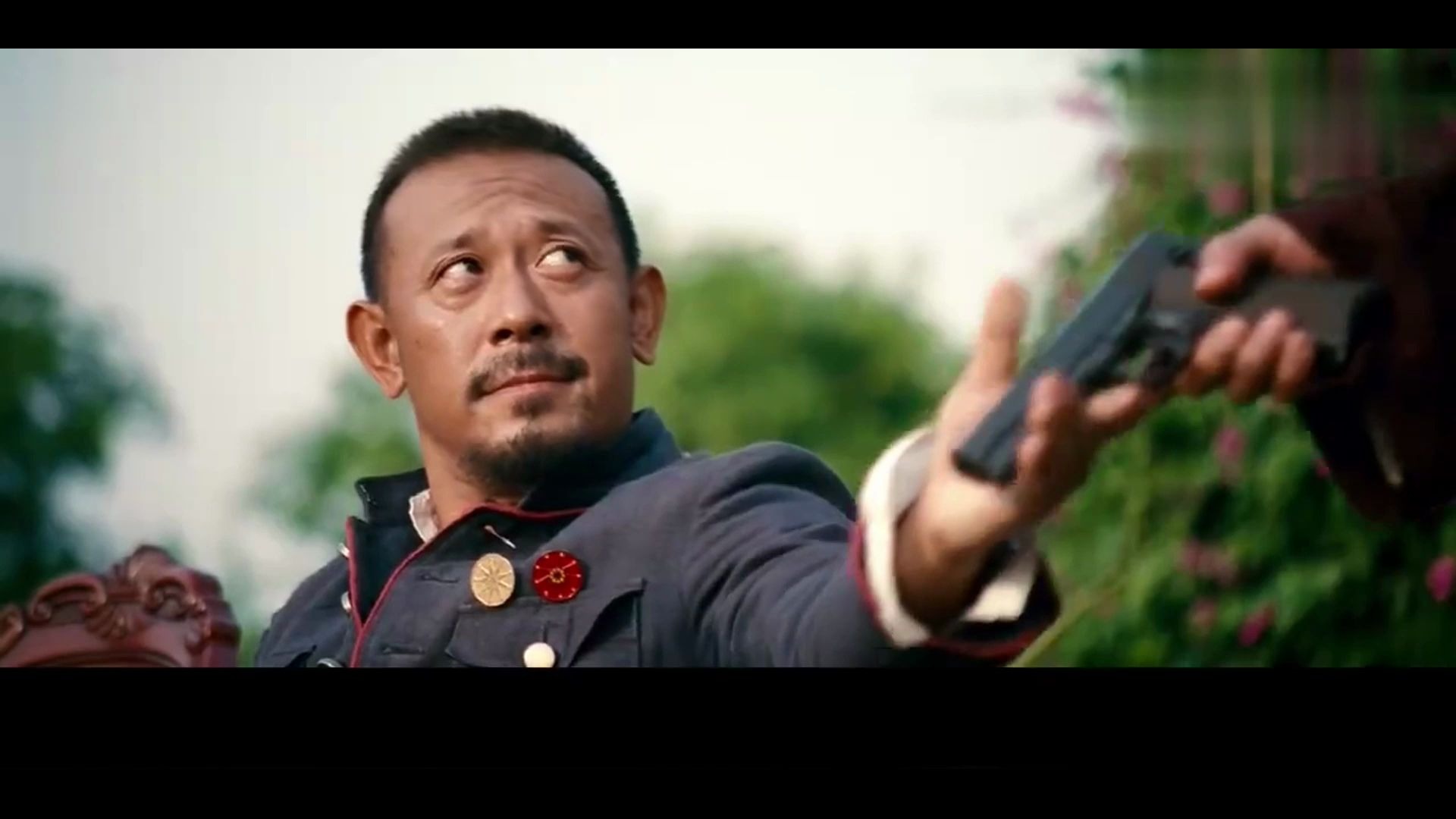 姜文给周润发一把枪,顺便叫他给葛优带话,发哥听了气的拿枪对他_哔哩