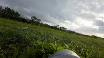 Скачать видео: 飛翼 F16 70mm fpv 4k固定翼 風大+亂流+沒電 炸