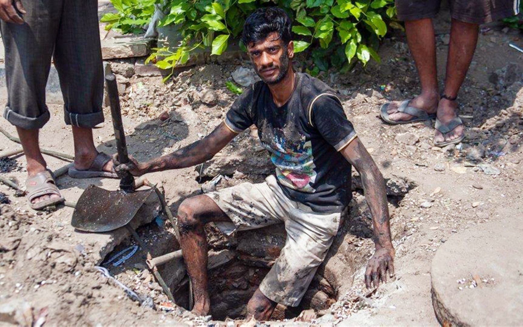 孟加拉徒手挑粪工,一天下井18次,大粪味一辈子都洗不掉