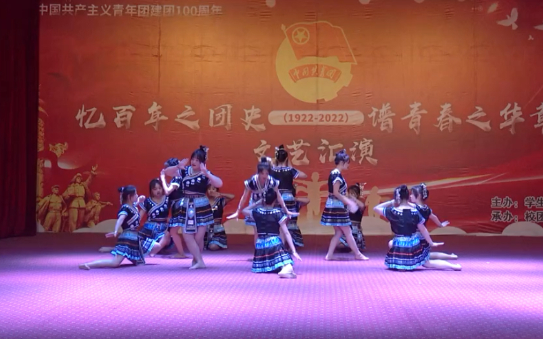 中专女生光脚表演民族舞