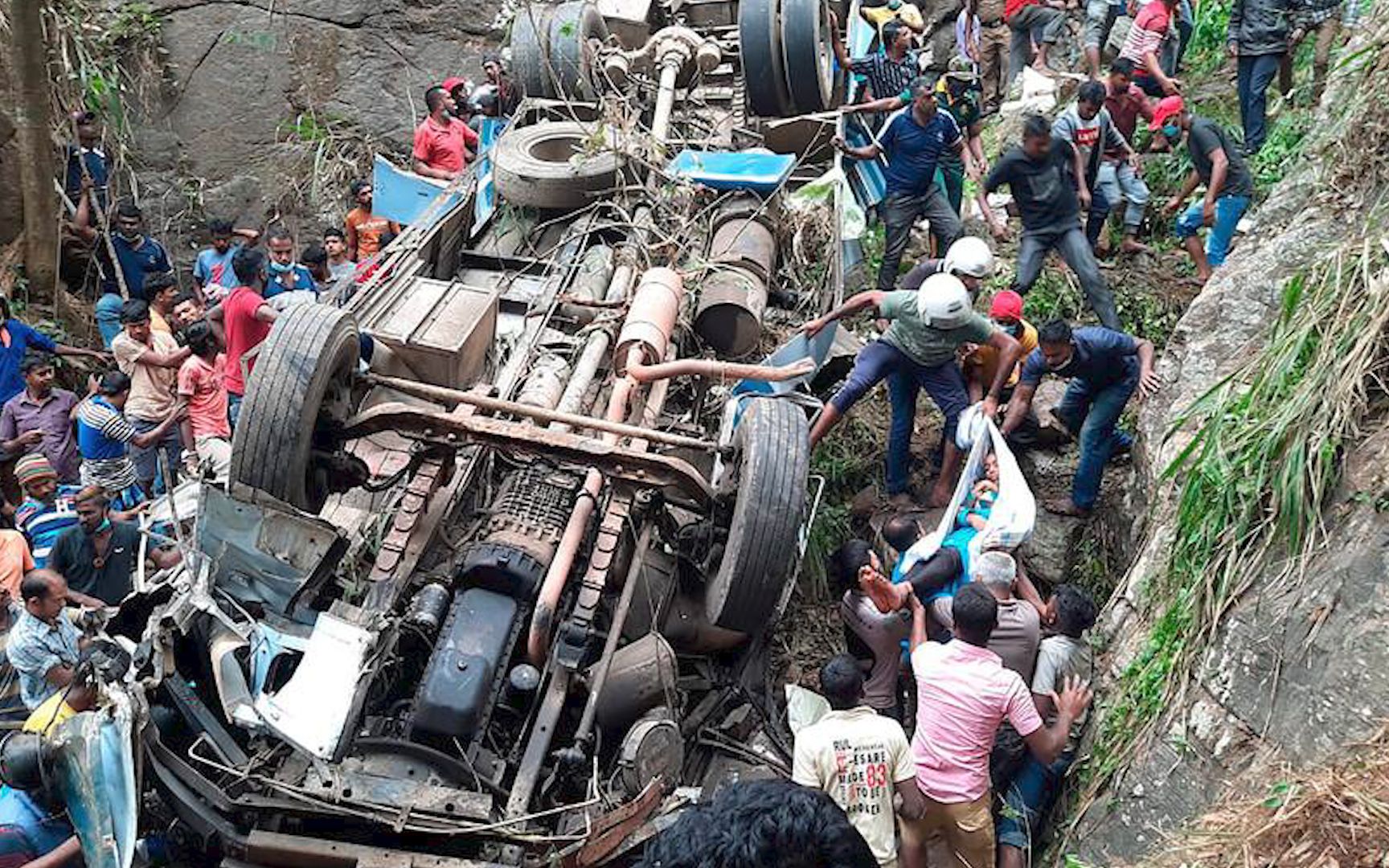 斯里兰卡一大巴窄道让车时冲下悬崖,至少14人死亡 坠崖一幕曝光!哔哩哔哩bilibili