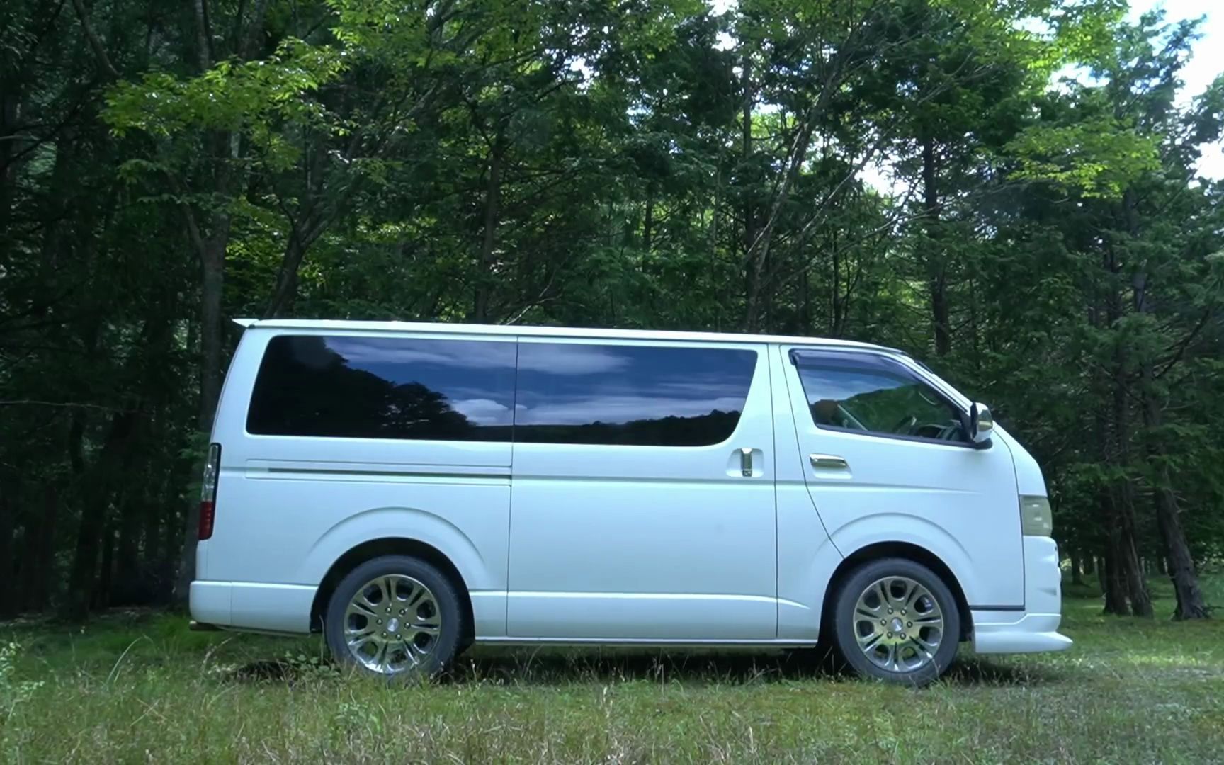 toyota hiace vanlife:在丛林里秘密基地进行车中泊露营.装备展示!