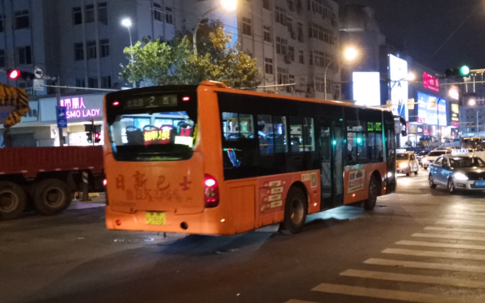 青岛公交2路lck6103g-5进出站(摄于2018.1)