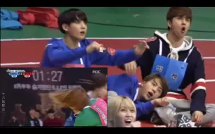 Video herunterladen: 【reaction】BTS reaction TWICE 摔跤