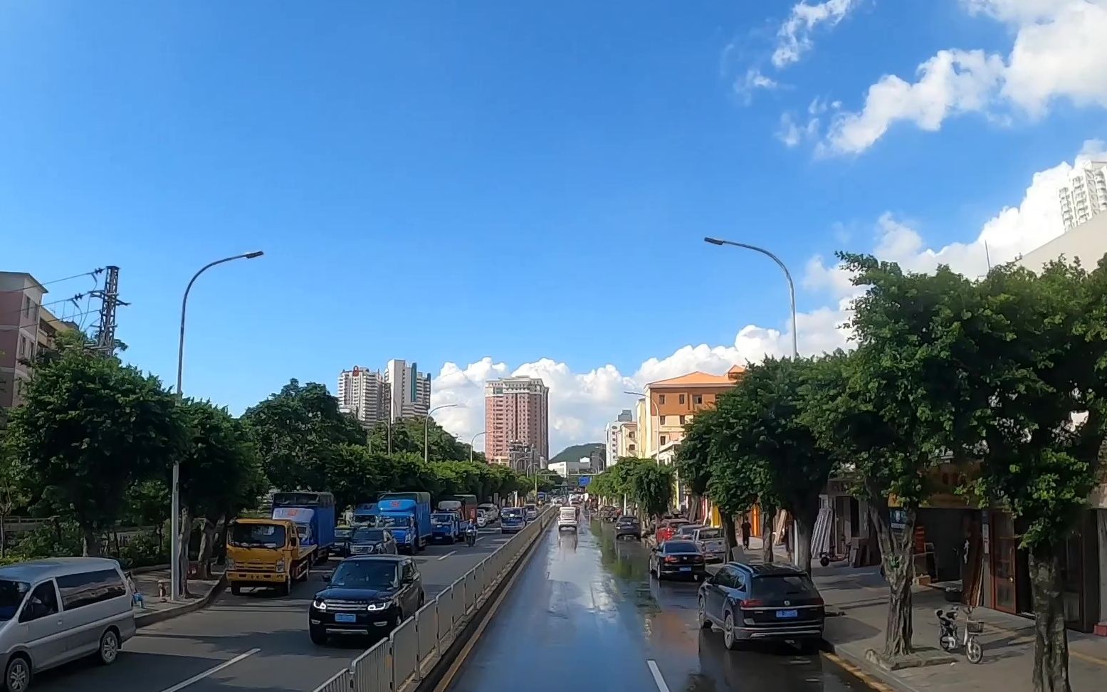 实拍,深圳布吉粤宝路,修剪后的大树挺好看,就是街道有点脏乱差_哔哩