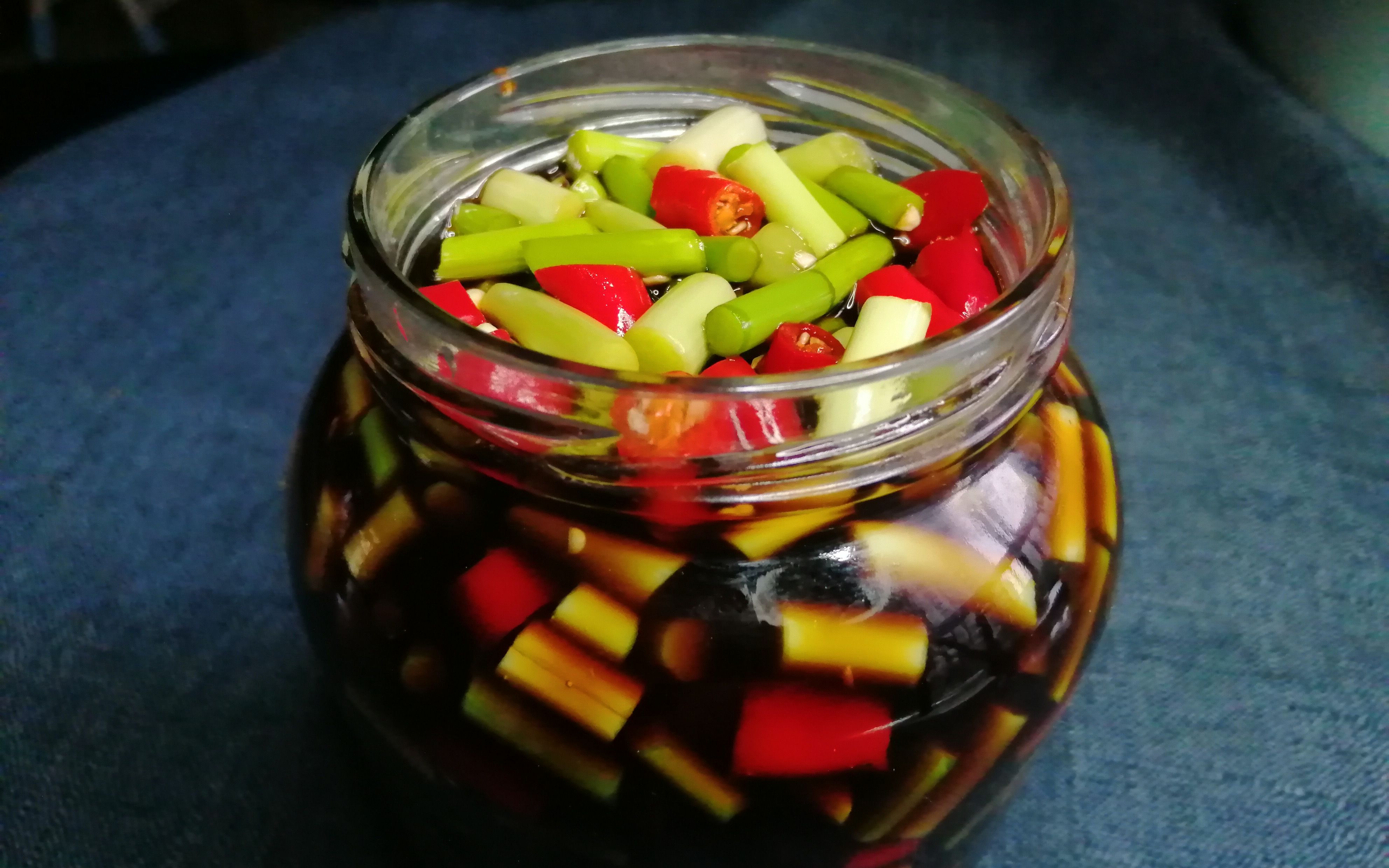 春天不可错过腌蒜苔,独家秘制方法,鲜嫩脆爽,存放2年都不会坏