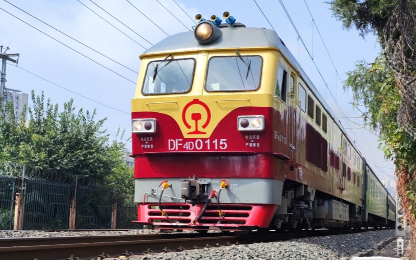 津蓟市郊高峰线s904次接近天津北站