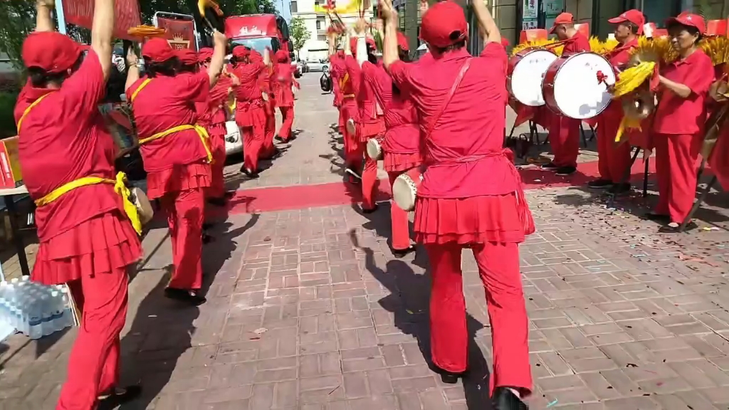 锣鼓队宣传队开业打鼓发传单游街举牌充气拱门花篮重庆腰鼓队锣鼓队