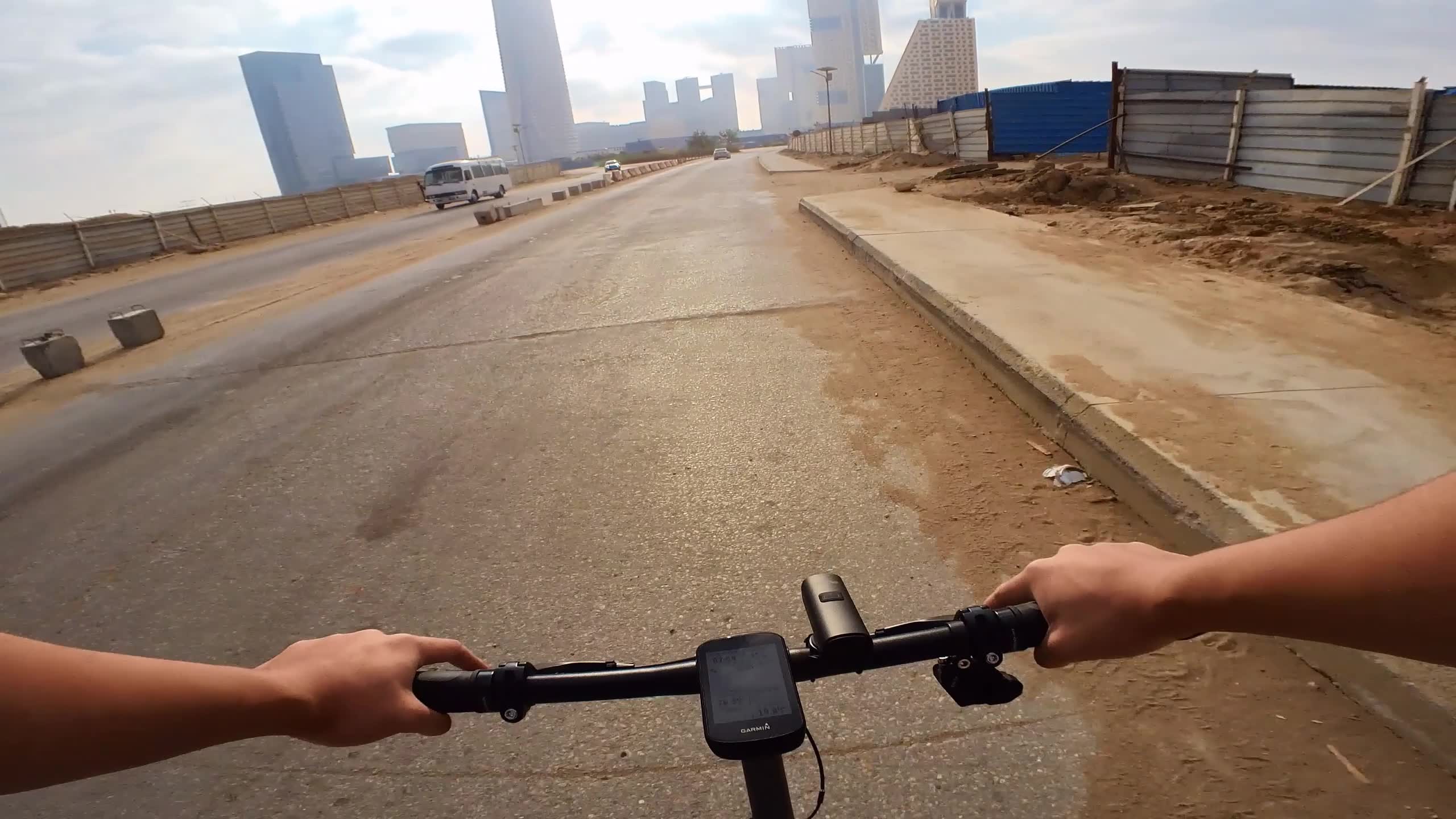 听着小曲儿骑洋车子上班