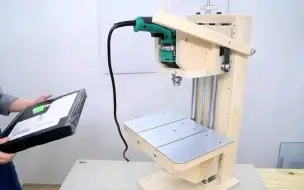 Tải video: 木头升降台钻架 Development of 5 in 1 drill press. Something has been sent