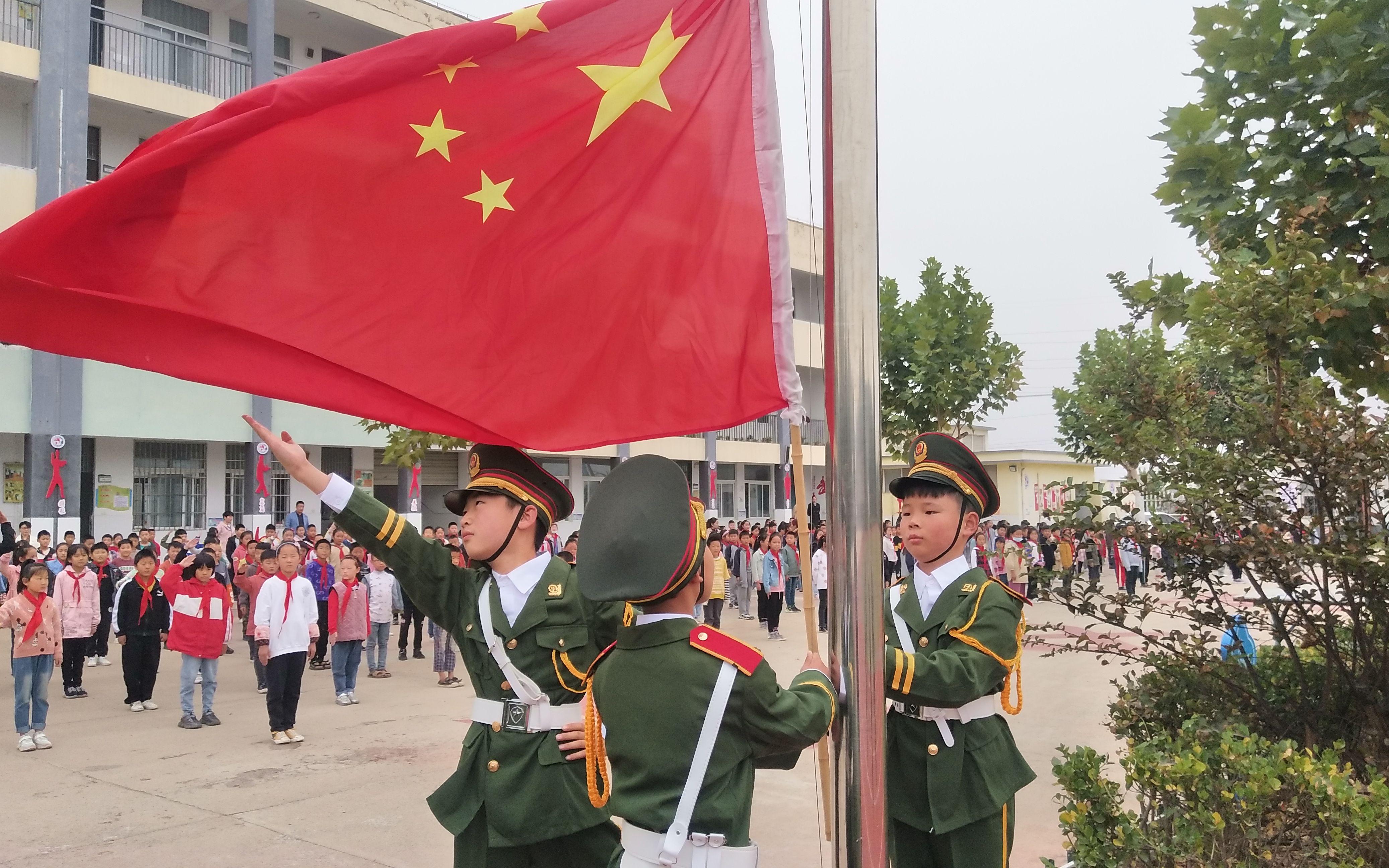 [图]党的光辉照我心 童心喜迎二十大 贾汪紫庄徐台小学俊龙武术制作