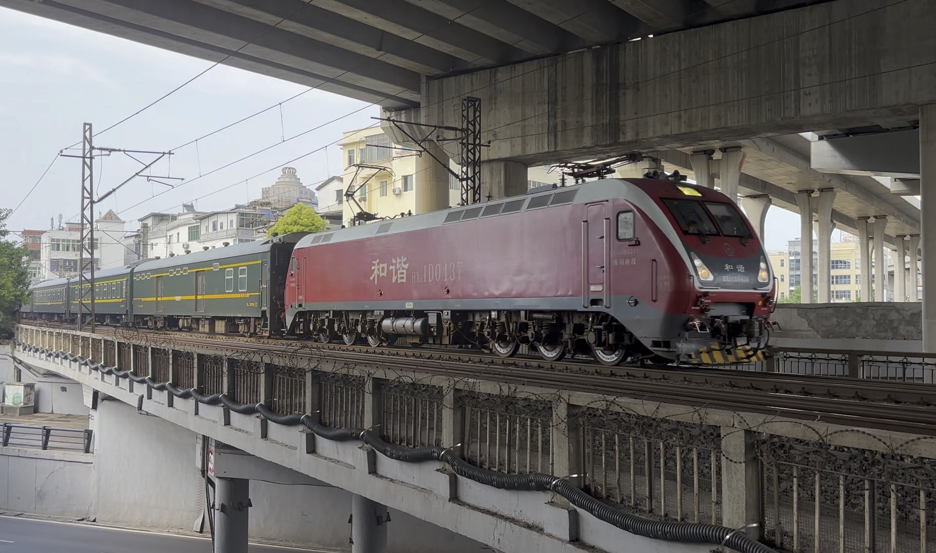 k105(北京西—深圳东)通过江铃立交,本务南局南段hxd1d-0437