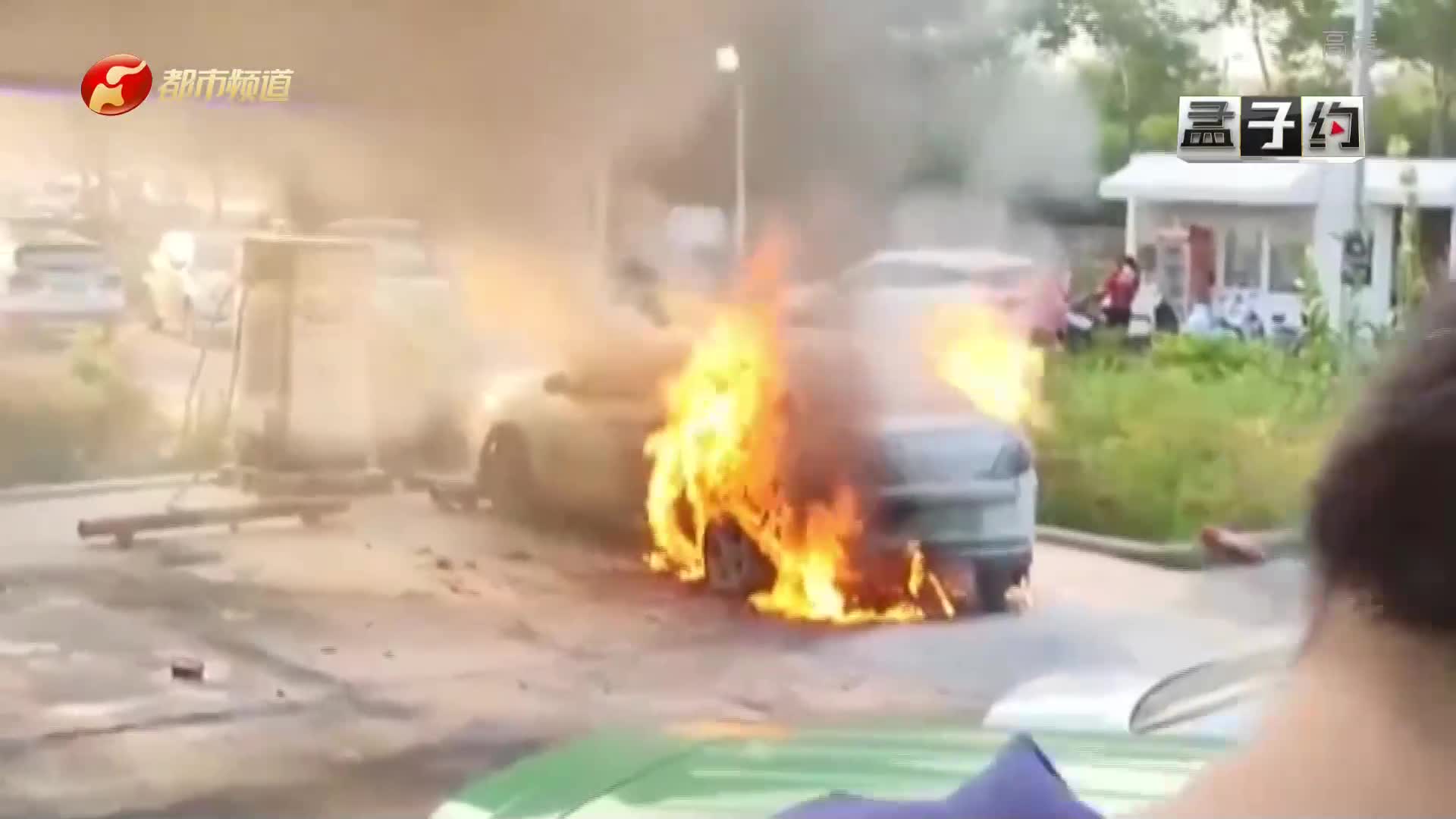 郑州:电动汽车充电爆炸,瞬间火光冲天,车烧成“空壳”!哔哩哔哩bilibili