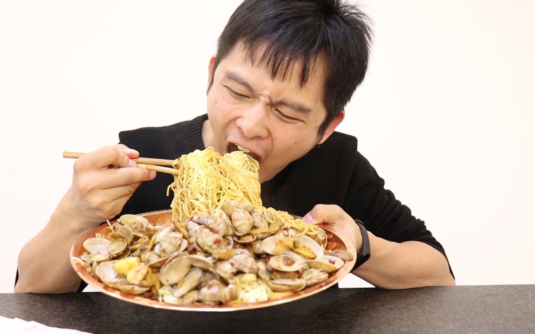 两斤面条两斤花甲,肥肥做香辣花甲面,大口吃面辣得直哆嗦,真过瘾_哔哩