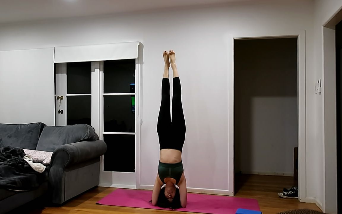 瑜伽vlog#静态伸展 倒立支撑#屁股也会拉伤?