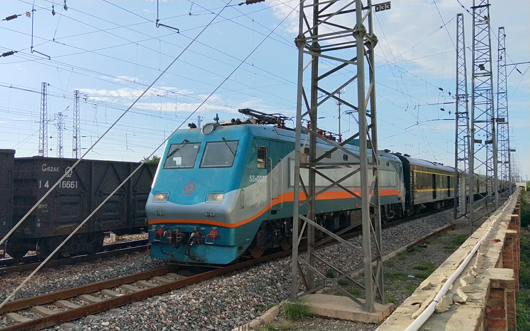 上沪青蛙ss9-0022牵引1461停靠德州站一站台一道_哔哩哔哩_bilibili