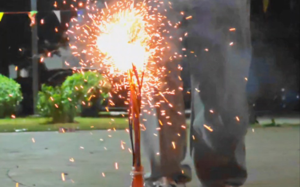 在公园点燃一串神鞭烟花