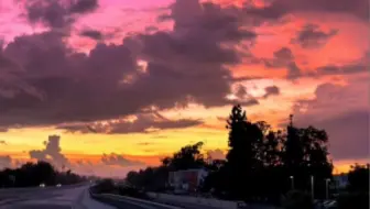 “天空脸红了，是因为发现夜晚在偷看它吗？”
